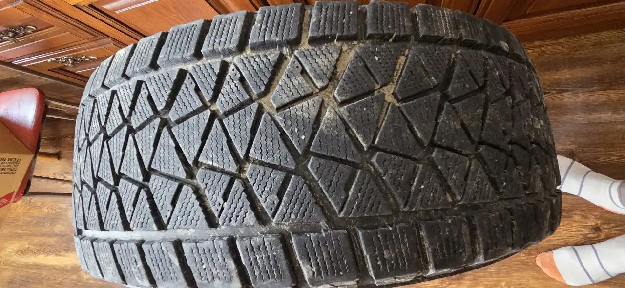 Продам комплект зимних шин Bridgestone Blizzak DM-V2 265/65/R17 - Шины (Авто) в Южно-Сахалинск