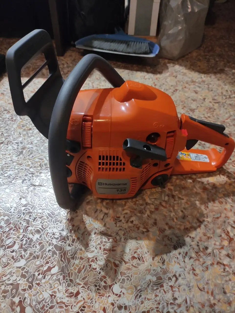Бензопила Husqvarna 135-16 с маслом и цепями - Инструменты (Для дома и дачи) в Южно-Сахалинск