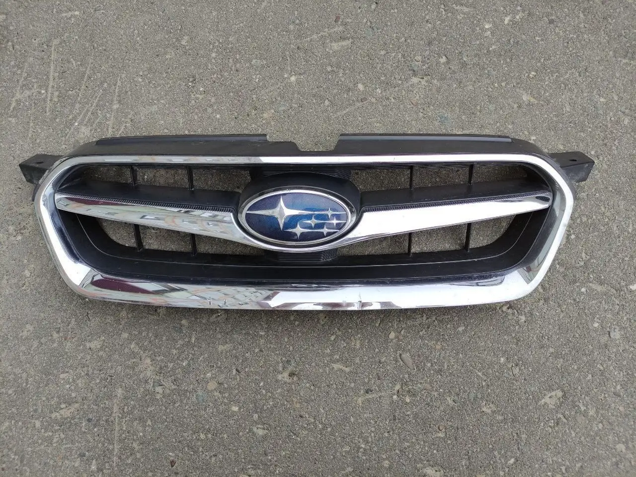 Продам решетку Subaru Legacy - Кузовные детали (Запчасти) в Южно-Сахалинск