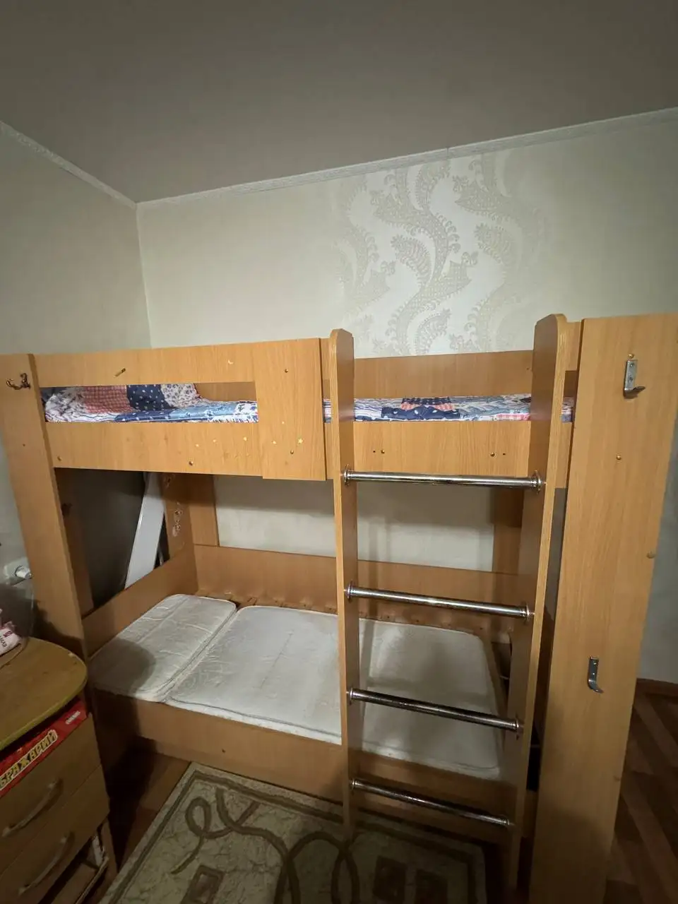 Продам двухъярусную кровать с матрасами - Мебель (Для дома и дачи) в Южно-Сахалинск