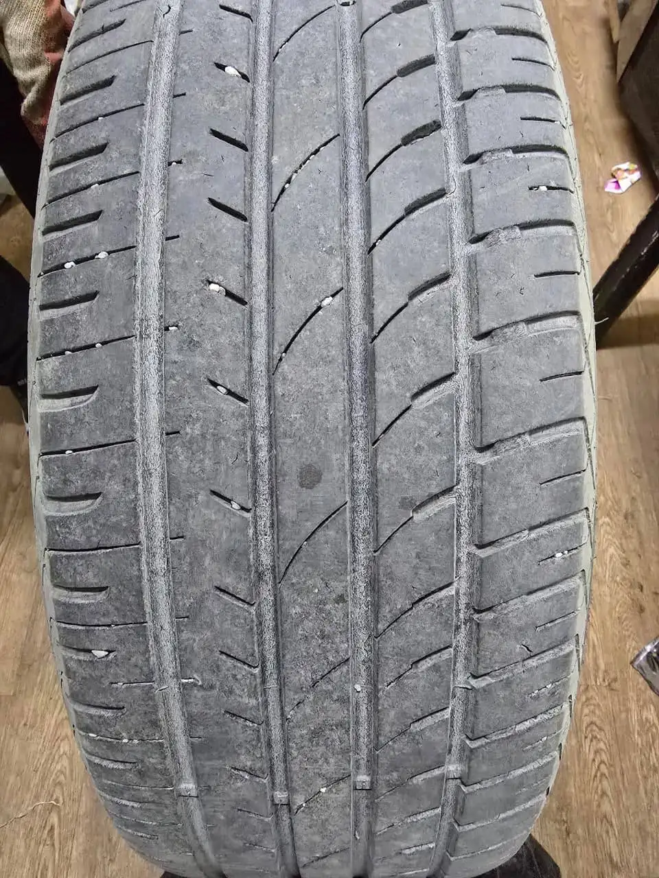 Шины 235/60/R18 с дисками Toyota Harrier - Запчасти в Южно-Сахалинск
