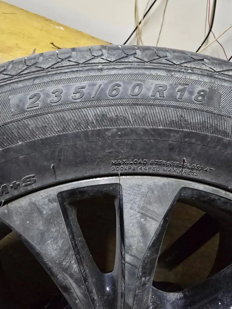 Шины 235/60/R18 с дисками Toyota Harrier - Запчасти в Южно-Сахалинск