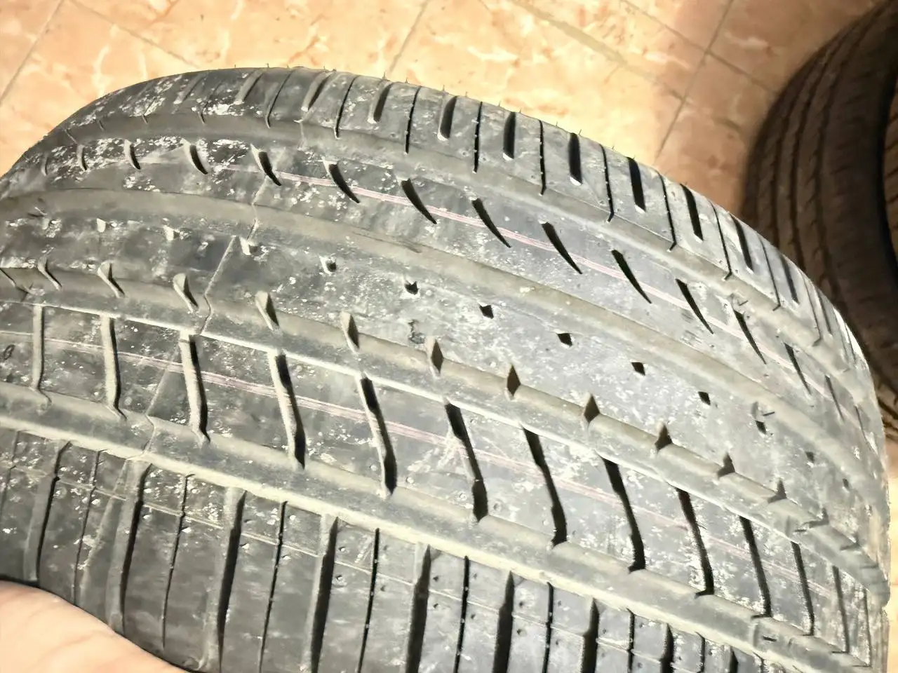 Продам резину 215/40/16 практический новая - Шины и диски (Авто) в Южно-Сахалинск