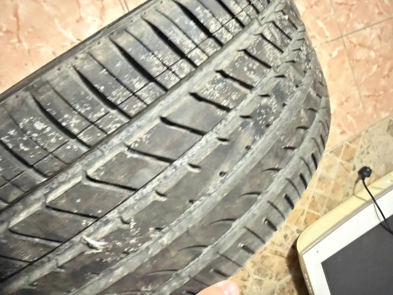 Продам резину 215/40/16 практический новая - Шины и диски (Авто) в Южно-Сахалинск