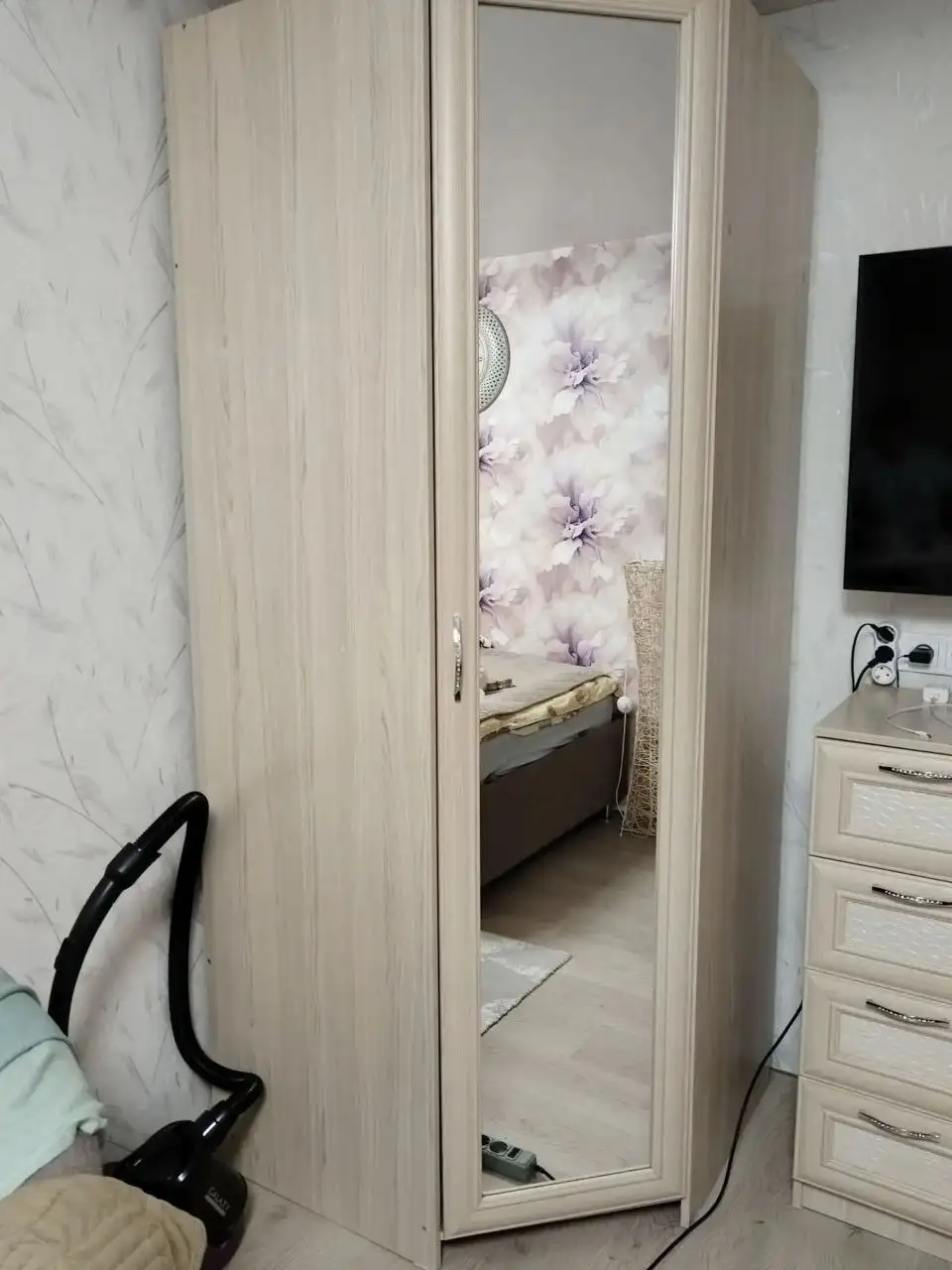 Продам угловой шкаф - Мебель (Для дома и дачи) в Холмск