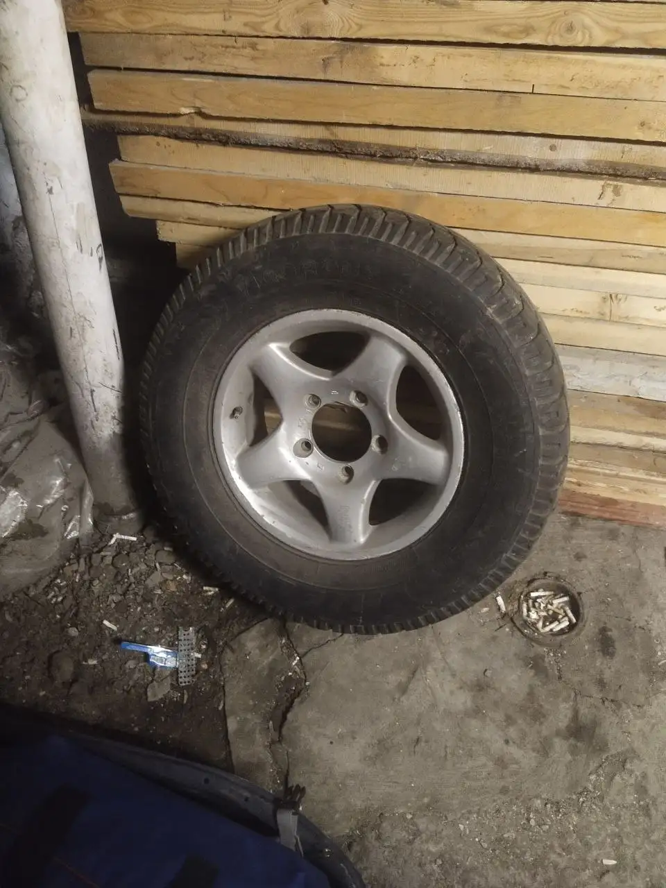 Продам комплект колёс - Колесные диски и шины (Авто) в Южно-Сахалинск