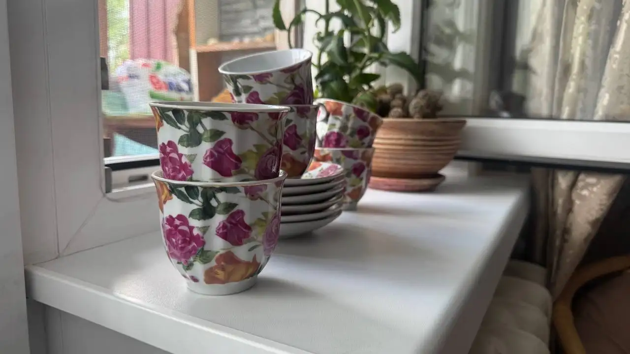 Продам набор цветных кружек с блюдцами, 6 пар - Посуда (Для дома и дачи) в Южно-Сахалинск