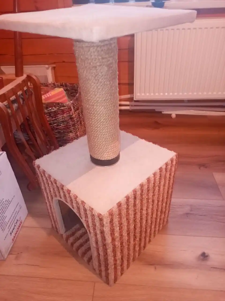 Домик-когтеточка для кошки или маленькой собаки