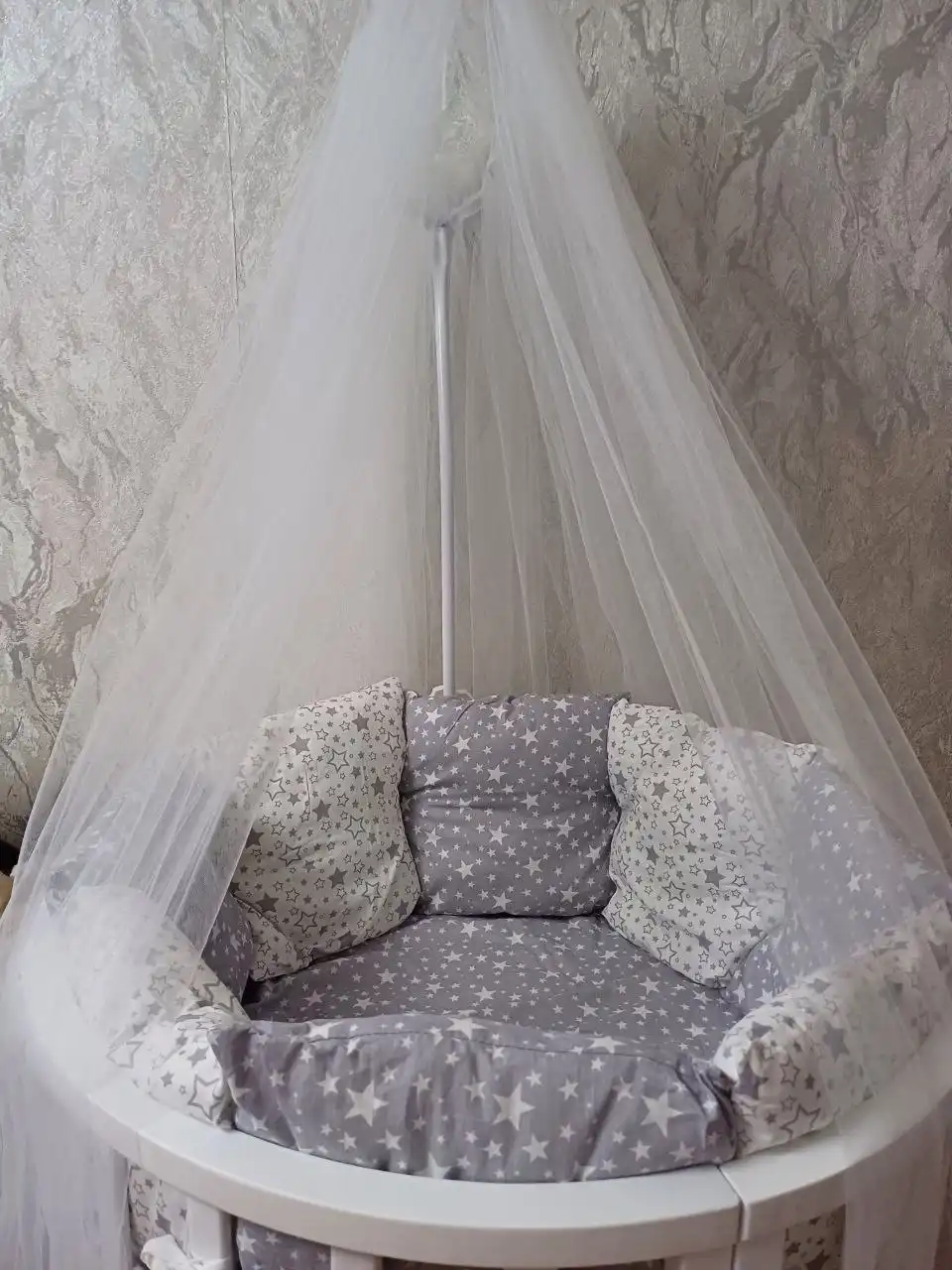 Продам кроватку на колесиках с матрасиком и прыгунками