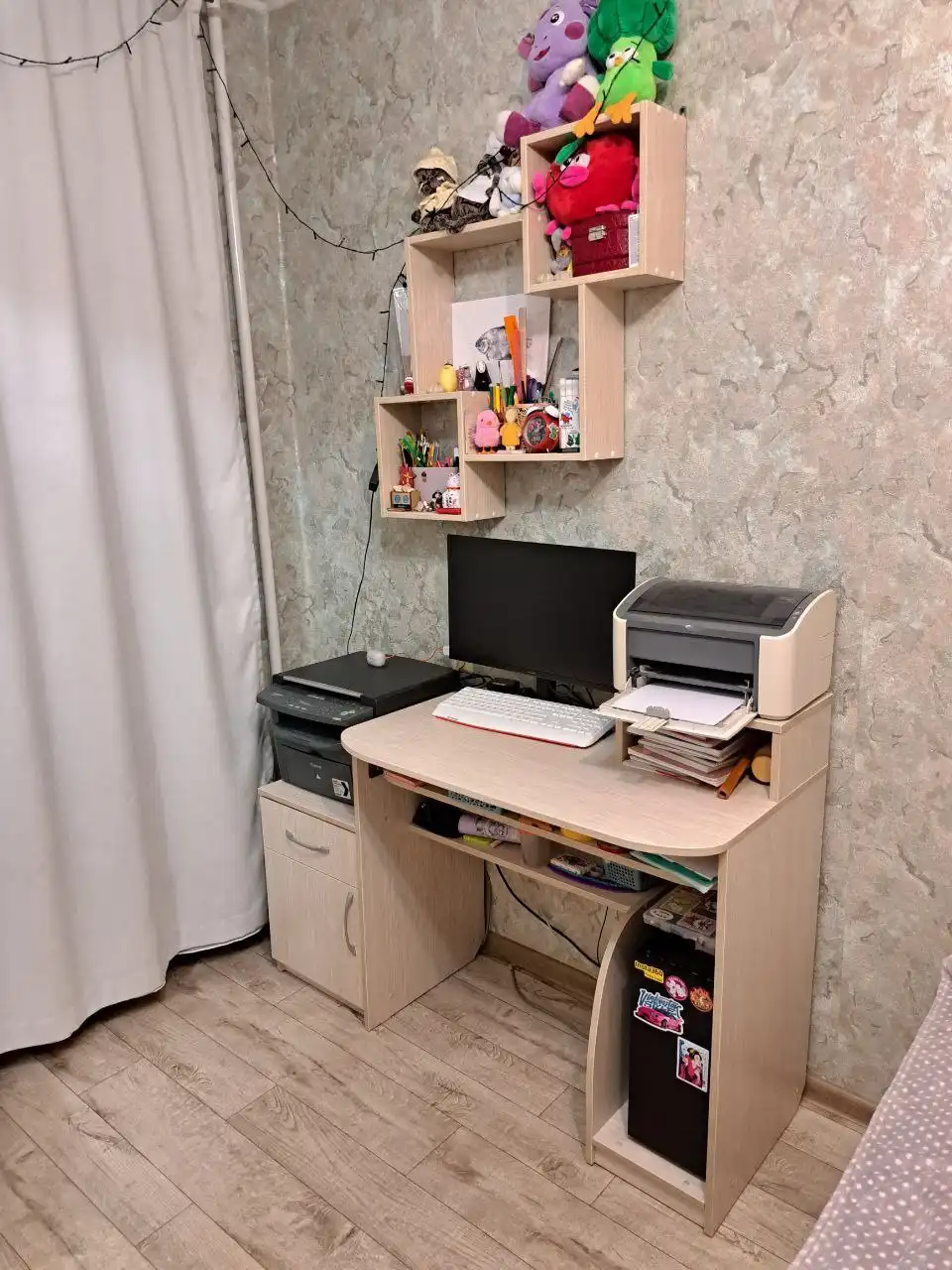 Продам компьютерный стол с настенной полкой