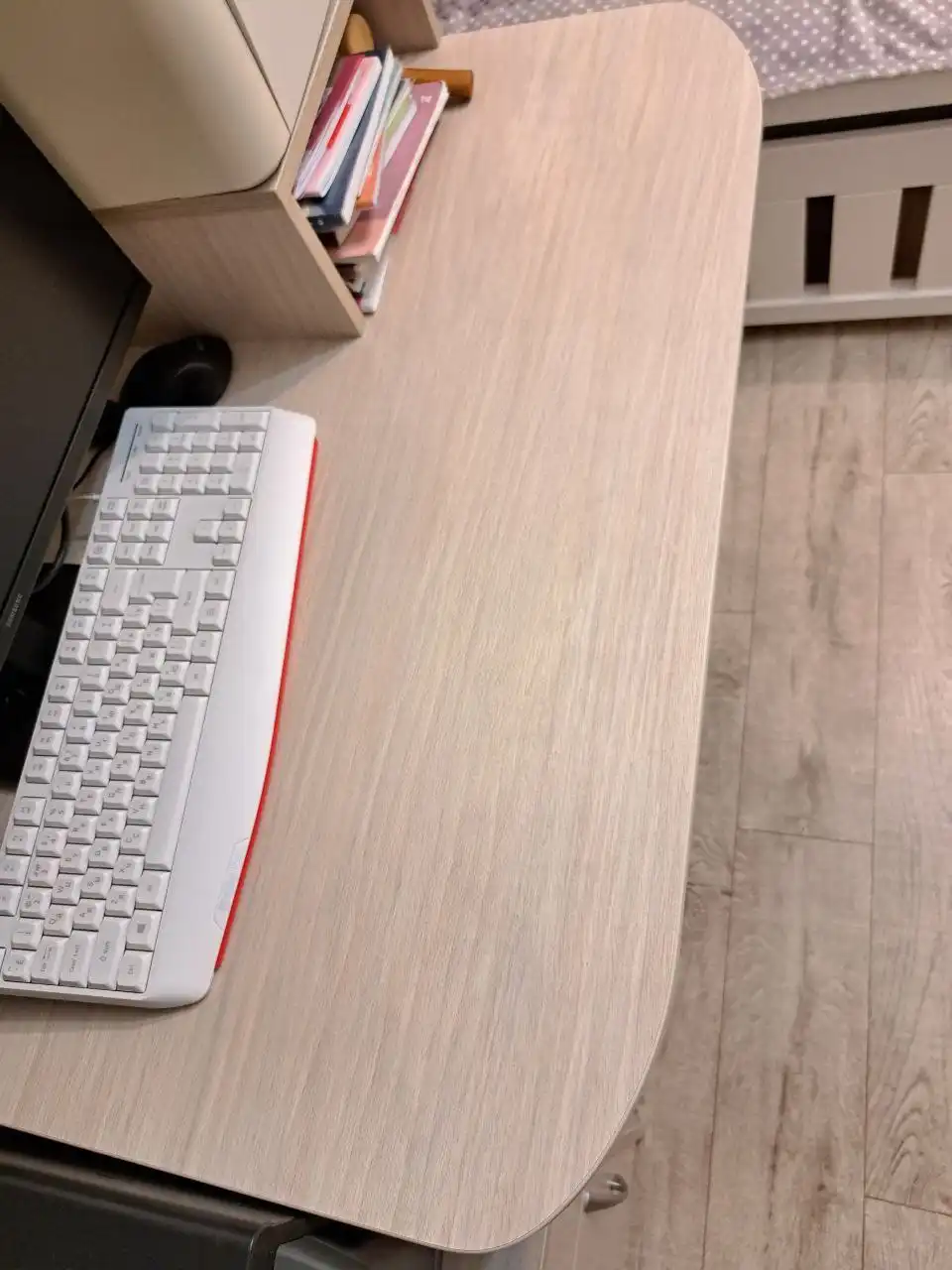 Продам компьютерный стол с настенной полкой