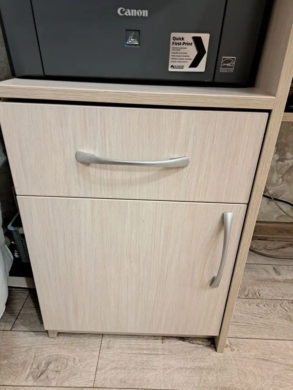 Продам компьютерный стол с настенной полкой