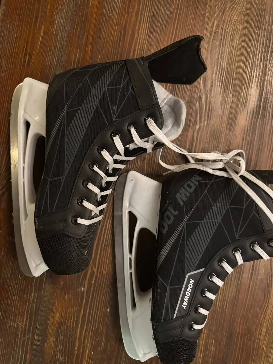 Продам коньки р42 отличное состояние