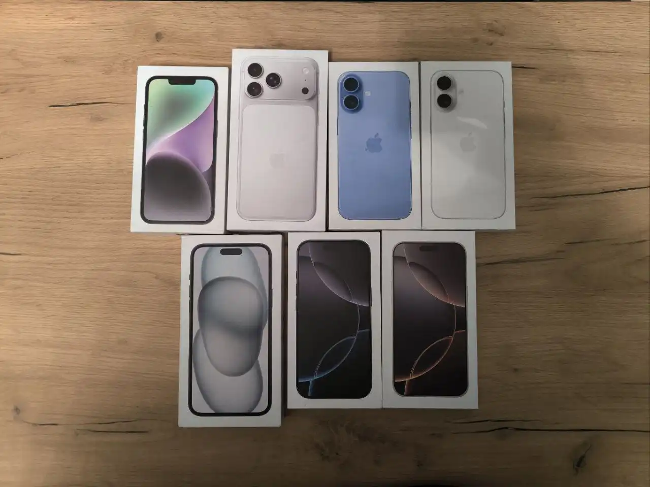 Коробка товаров на барахолке