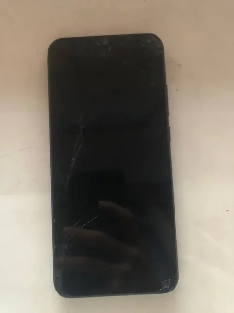 Продажа телефона Redmi 10A с трещинами на экране - Электроника в Минусинск