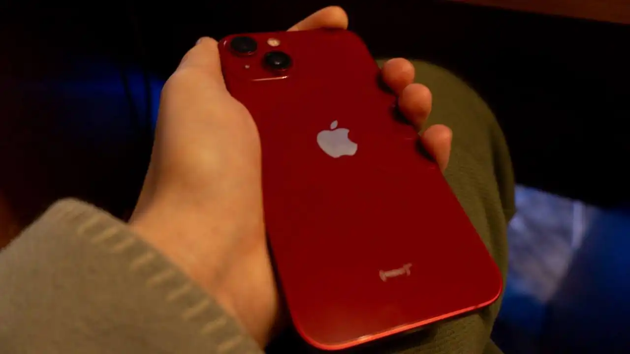 Продам iPhone 13 со сколом на камере - Смартфоны (Электроника) в Минусинск