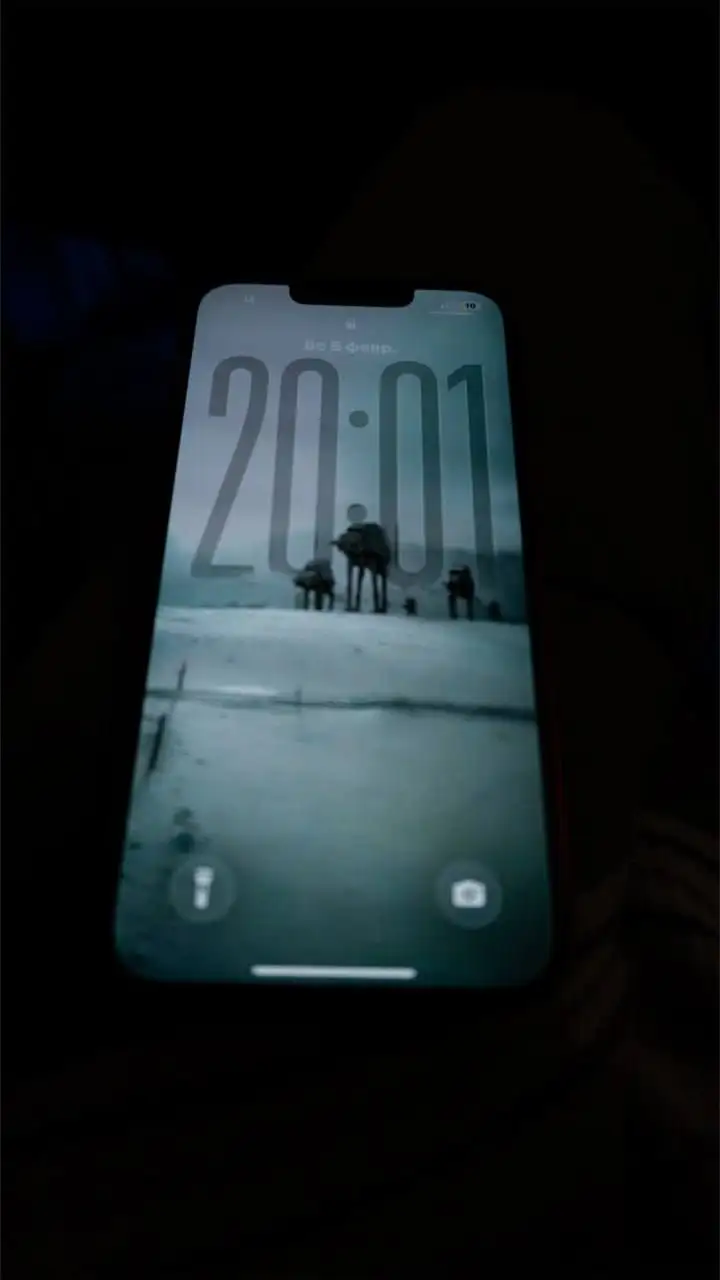 Продам iPhone 13 с незначительным сколом на камере - Смартфоны (Электроника) в Минусинск