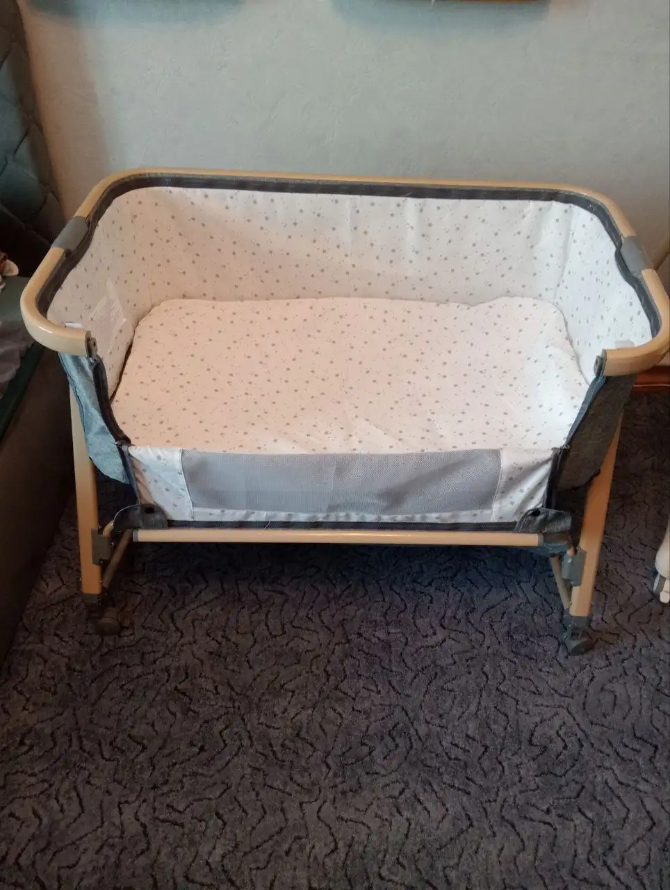 Приставная кроватка с пеленальным столиком и москитной сеткой - Товары для детей (Барахолка) в Минусинск