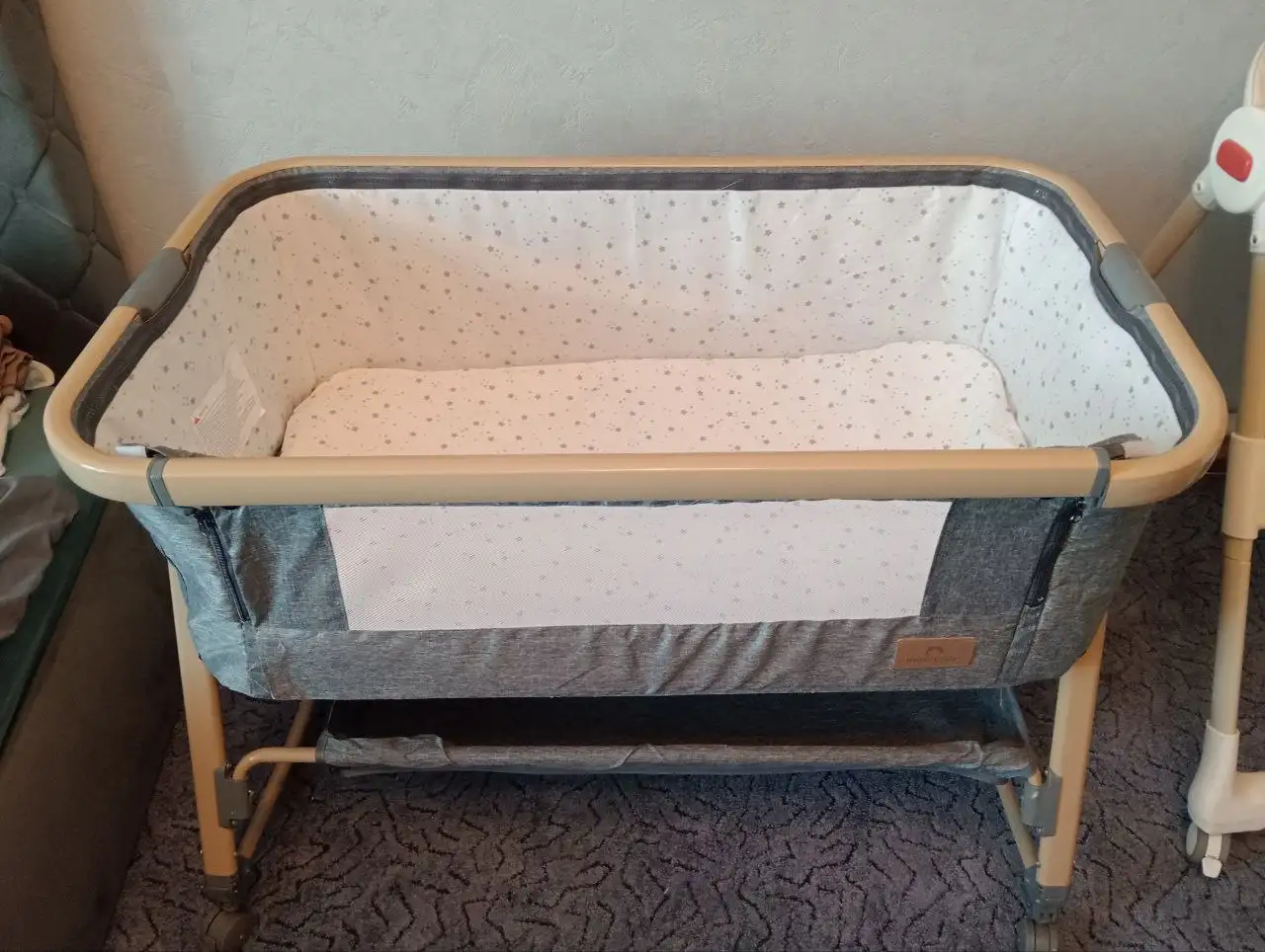 Приставная кроватка с пеленальным столиком и москитной сеткой - Товары для детей (Барахолка) в Минусинск