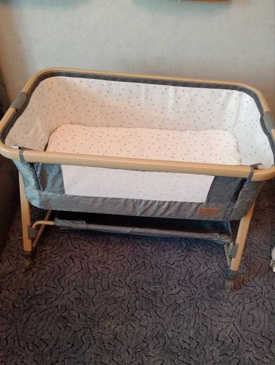 Приставная кроватка с пеленальным столиком и москитной сеткой - Товары для детей (Барахолка) в Минусинск