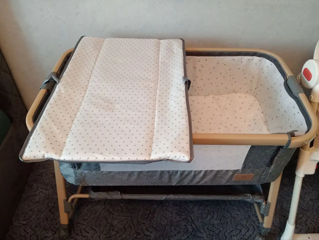 Приставная кроватка с пеленальным столиком и москитной сеткой - Товары для детей (Барахолка) в Минусинск