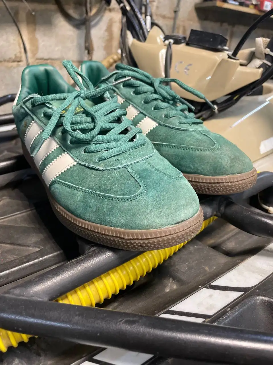 Продажа кроссовок Adidas и хоккейных коньков - Обувь (Одежда) в Минусинск