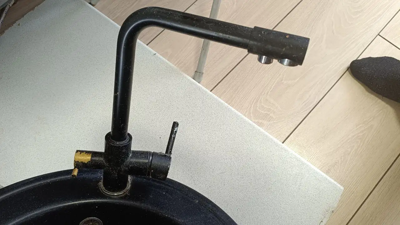 Мойка каменная и смеситель латунный с подключением фильтра - Сантехника (Для дома и дачи) в Черногорск