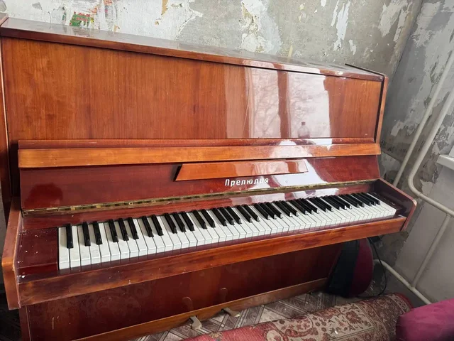 Компьютерный стол с настенной полочкой, пианино и большой шкаф - Барахолка в Минусинск