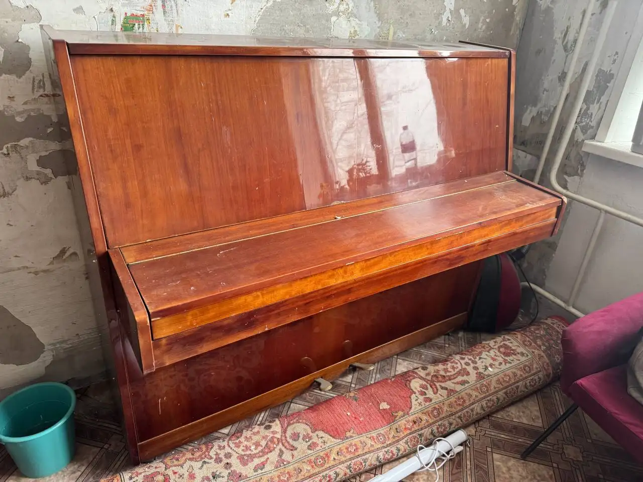 Компьютерный стол с настенной полочкой, пианино и большой шкаф - Мебель (Барахолка) в Минусинск