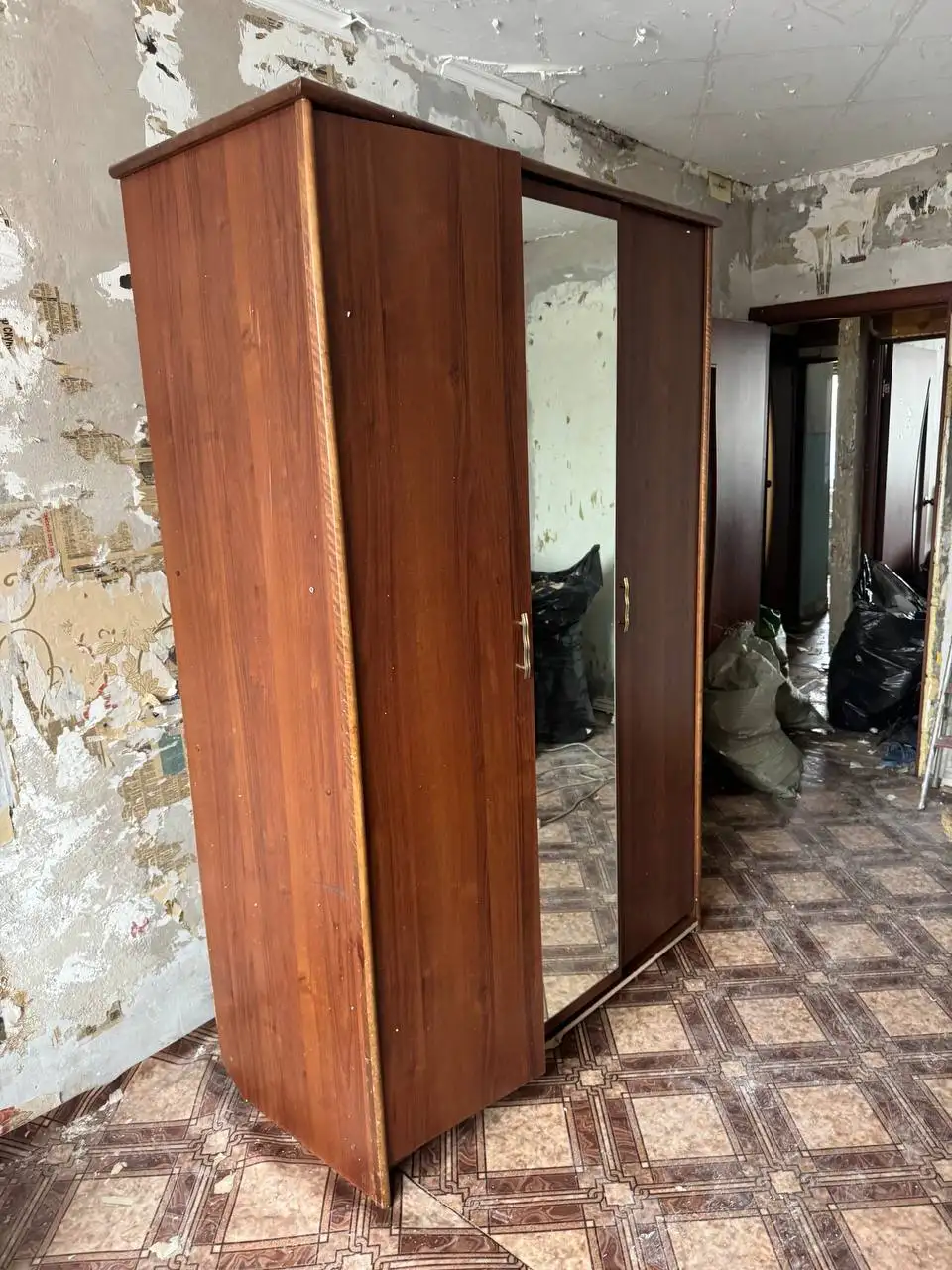 Компьютерный стол с настенной полочкой, пианино и большой шкаф - Мебель (Барахолка) в Минусинск