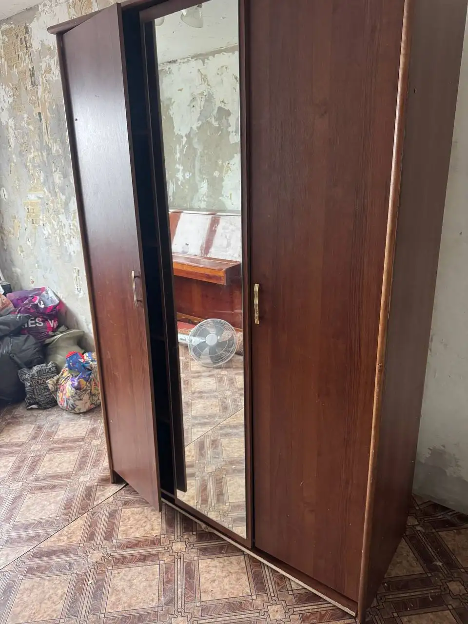 Компьютерный стол с настенной полочкой, пианино и большой шкаф - Мебель (Барахолка) в Минусинск