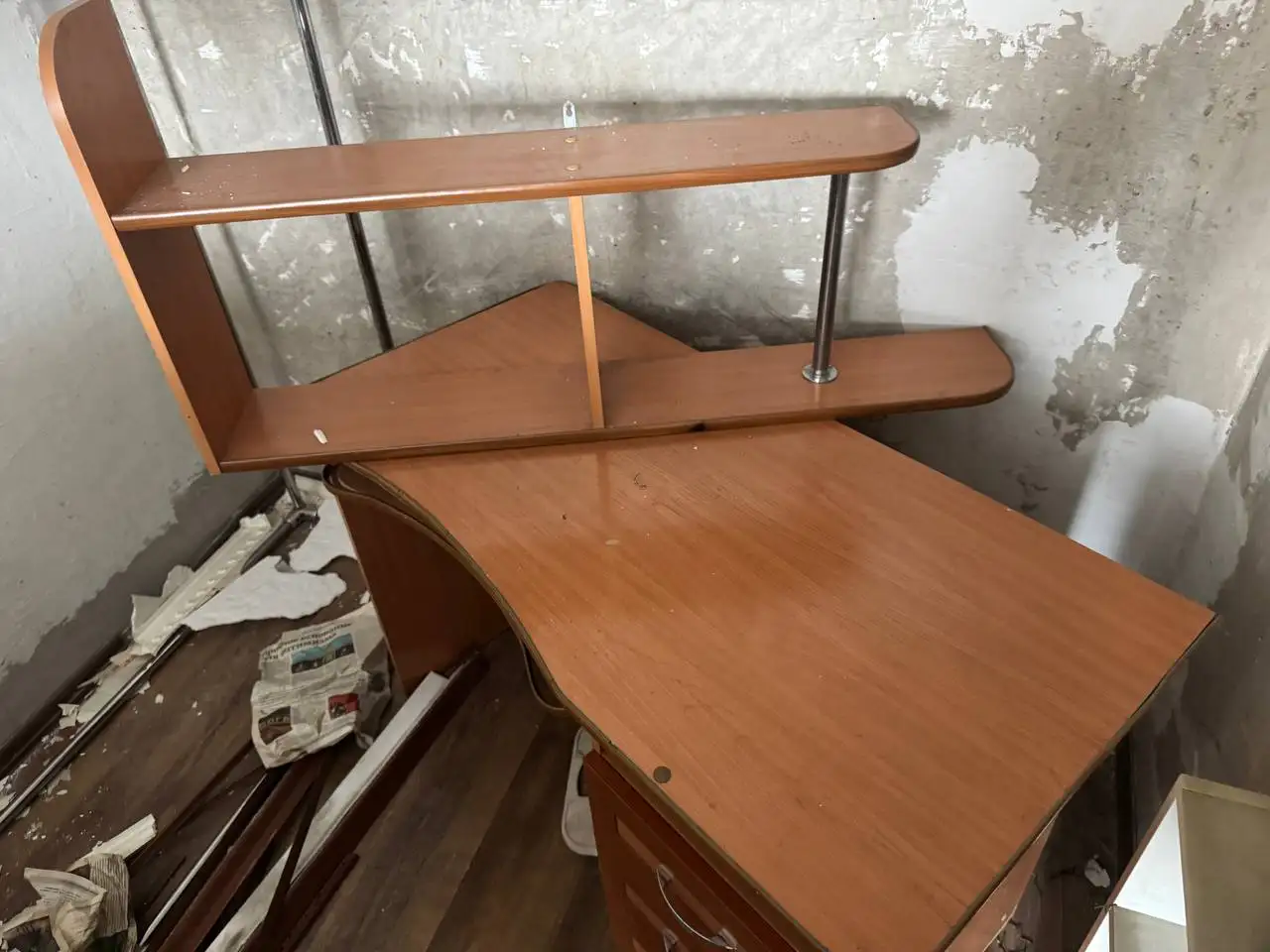 Компьютерный стол с настенной полочкой, пианино и большой шкаф - Мебель (Барахолка) в Минусинск