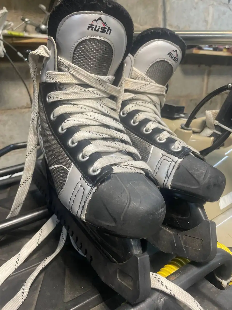 Продажа кроссовок и коньков - Барахолка в Абакан