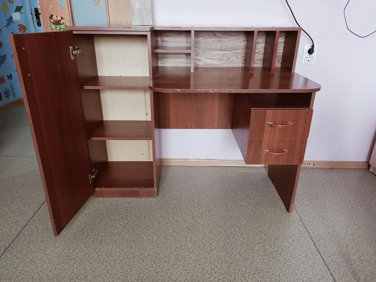 Продается ученический стол с бра - Мебель (Барахолка) в Абакан