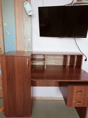 Продается ученический стол б/у - Мебель в Абакан