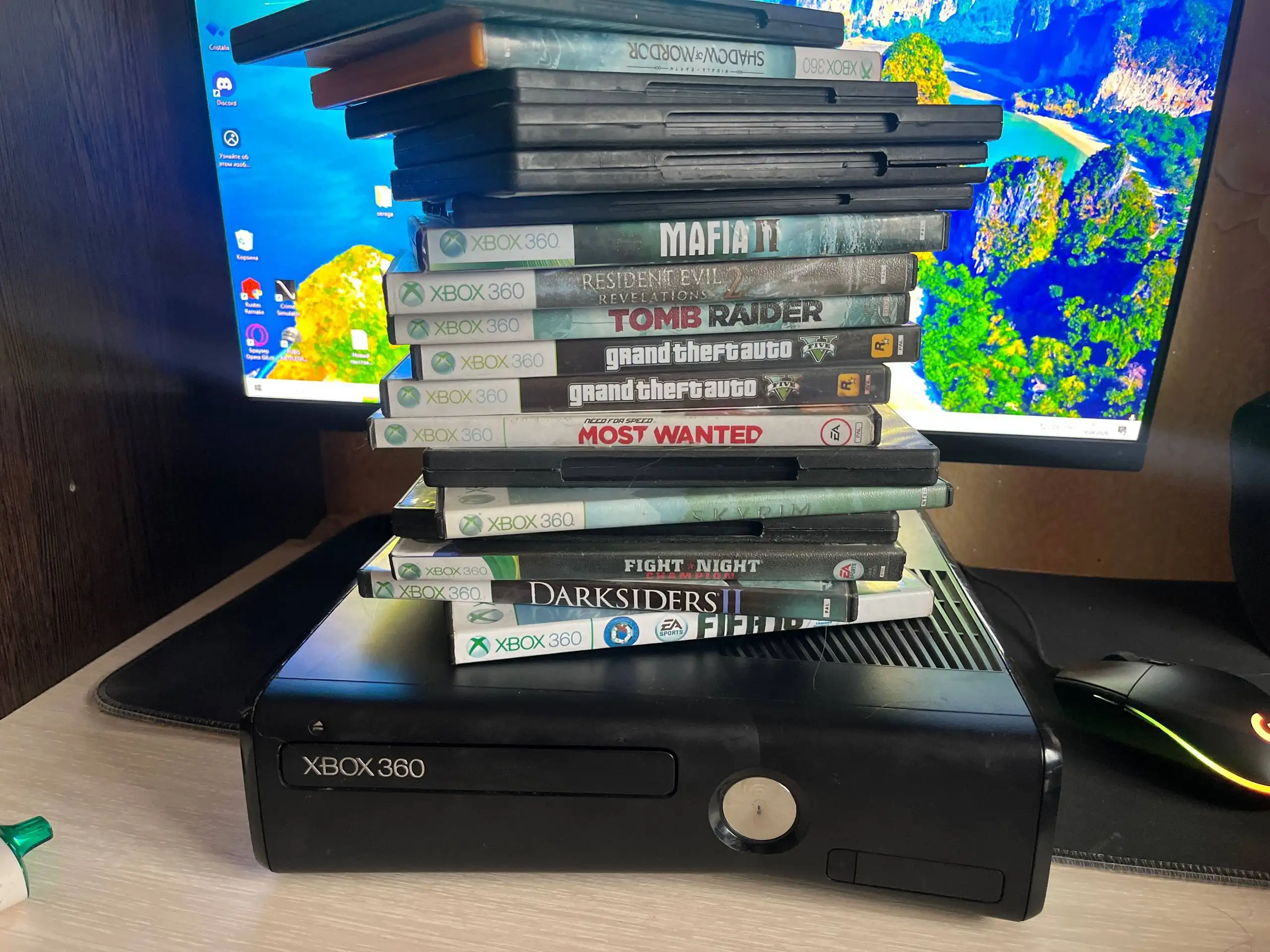 Xbox 360s с двумя джойстиками и дисками - Игры и консоли (Хобби и отдых) в Минусинск