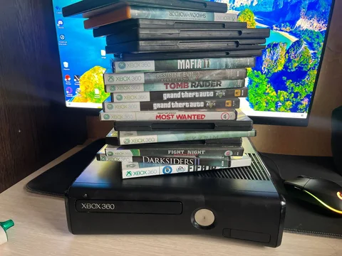 Xbox 360s с двумя джойстиками и дисками - Лодки в Минусинск