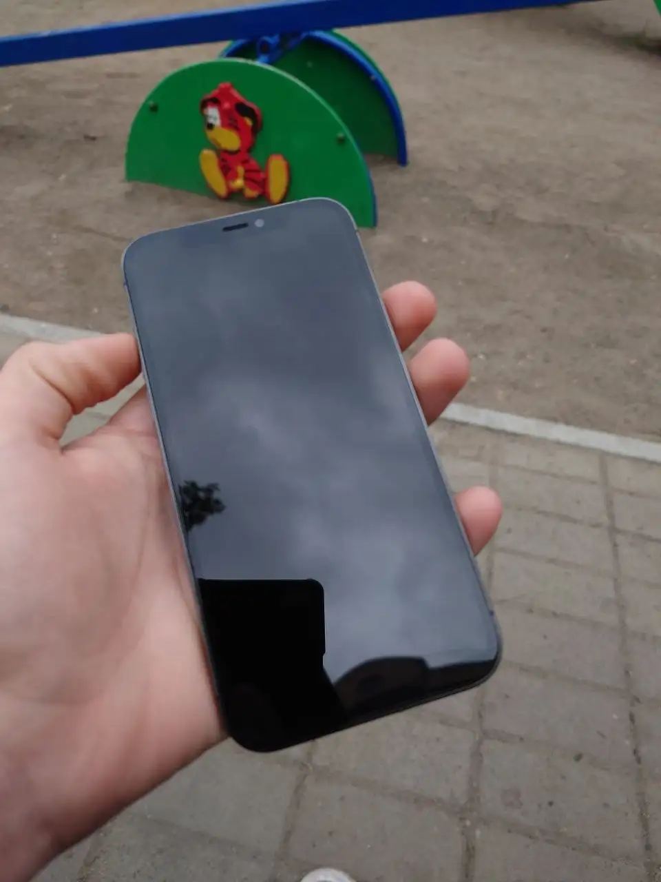 iPhone 12 Pro заблокирован с битой крышкой и экраном - Мобильные телефоны (Электроника) в Минусинск