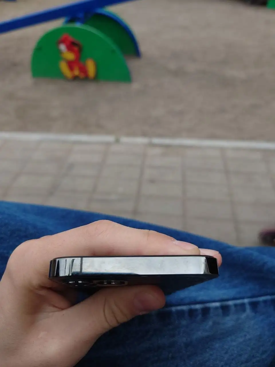 iPhone 12 Pro заблокирован с битой крышкой и экраном - Мобильные телефоны (Электроника) в Минусинск