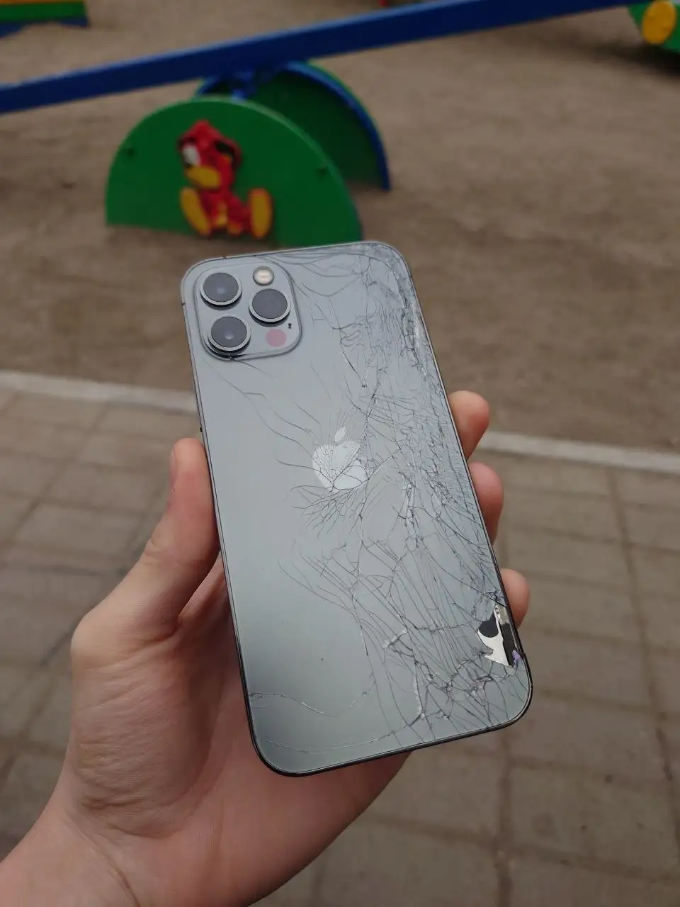 iPhone 12 Pro заблокирован с битой крышкой и экраном - Мобильные телефоны (Электроника) в Минусинск