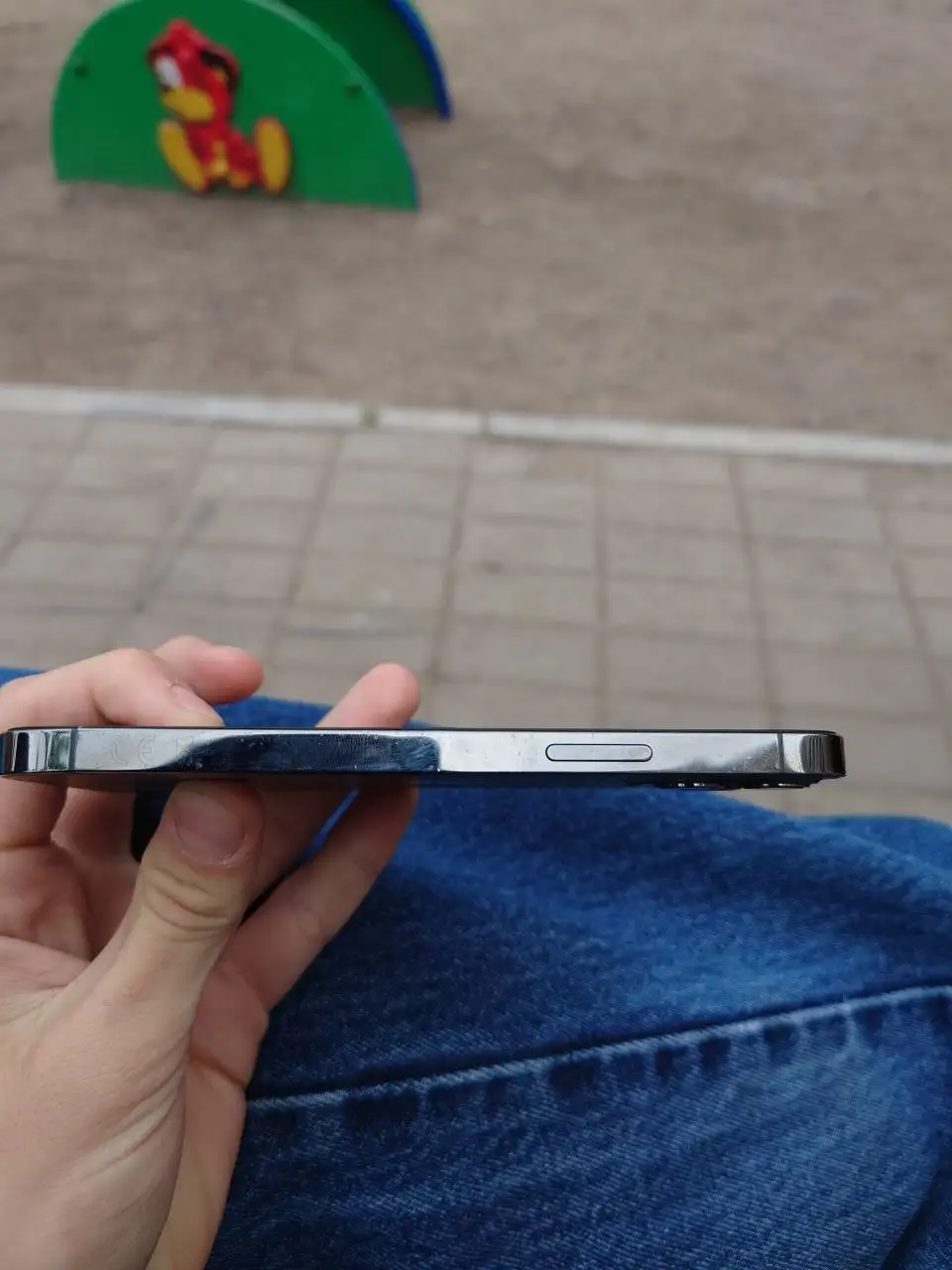 iPhone 12 Pro заблокирован с битой крышкой и экраном - Мобильные телефоны (Электроника) в Минусинск