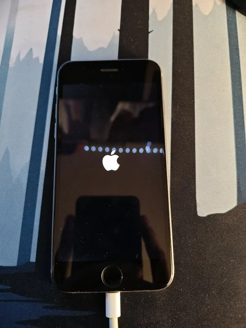 iPhone 6s с аккумулятором 60% - Игры и консоли в Минусинск