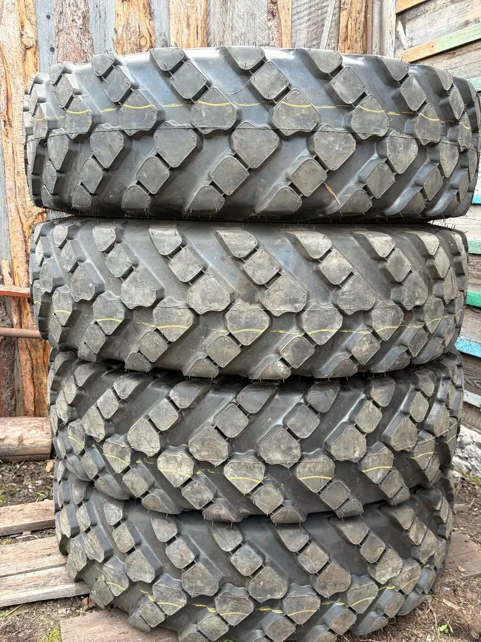 Продам комплект шин 12.00R18 на ГАЗ-66, САДКО - Шины и диски (Авто) в Неизвестно