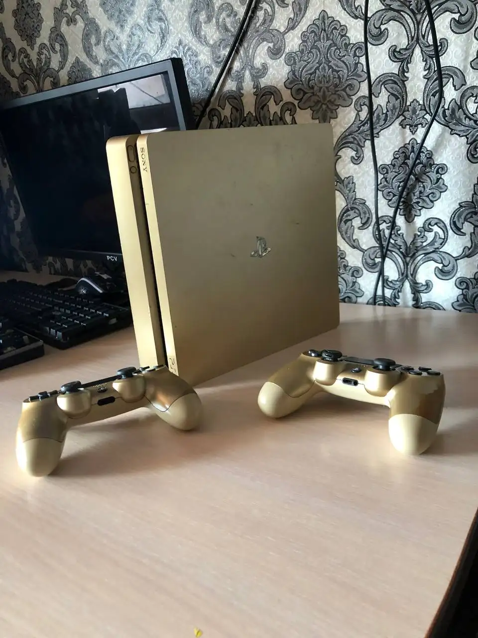 Sony PlayStation 4 Slim Gold с двумя геймпадами - Игровые приставки (Электроника) в Минусинск