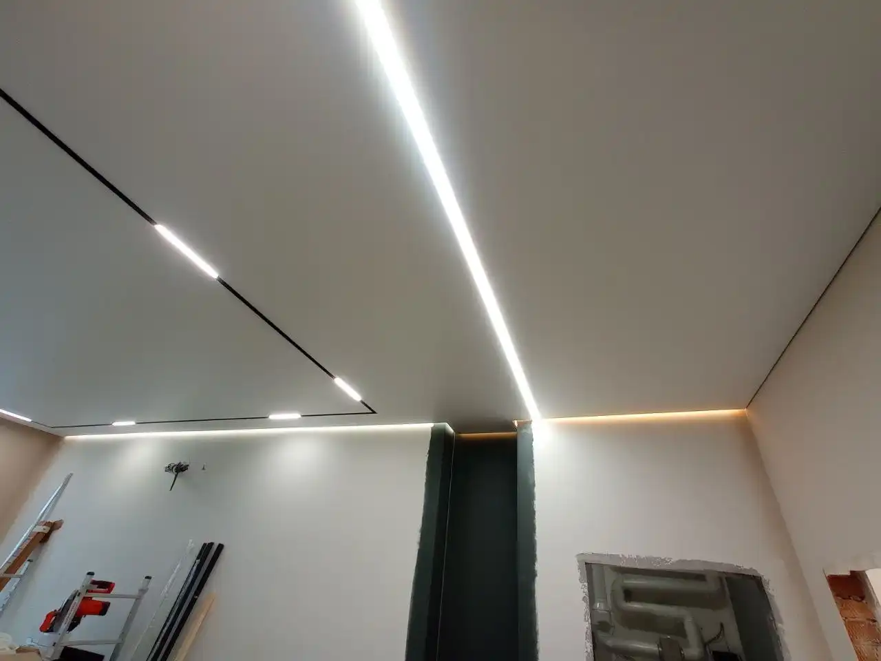 Натяжные потолки и стены