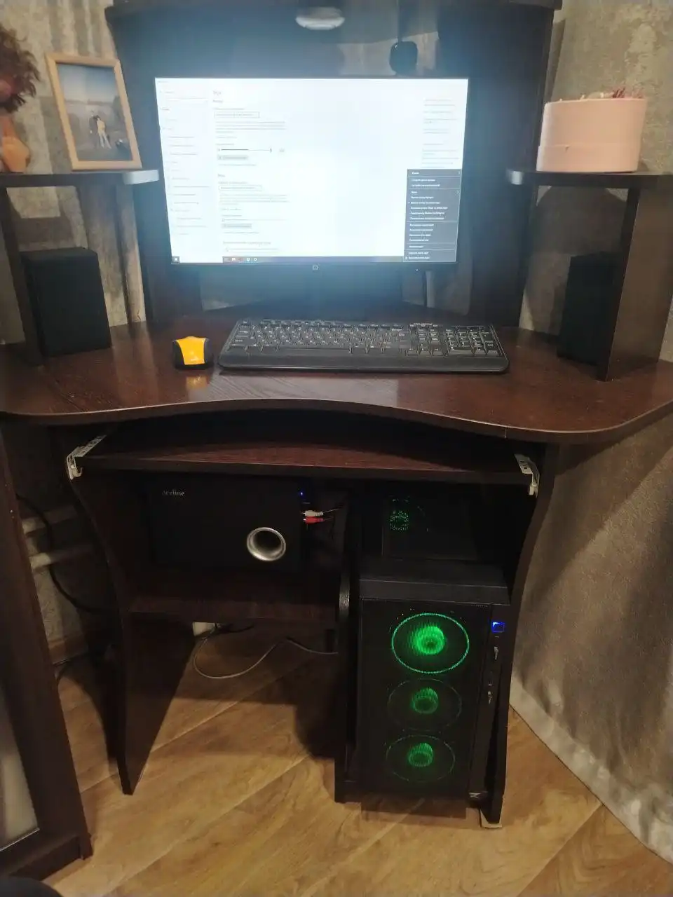 Продам компьютерный стол