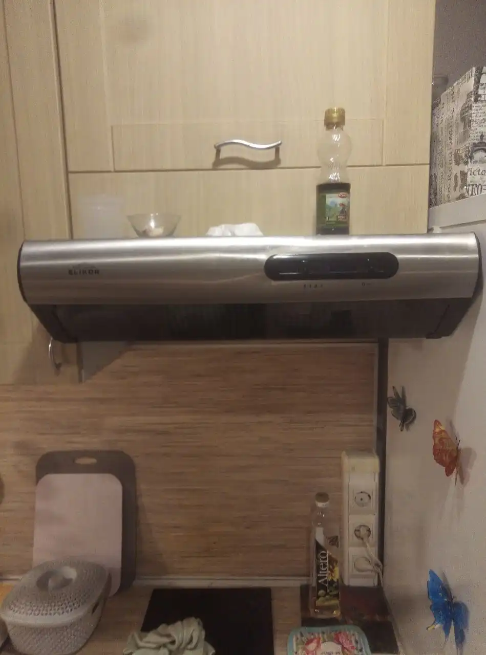 Продам вытяжку рабочую в хорошем состоянии