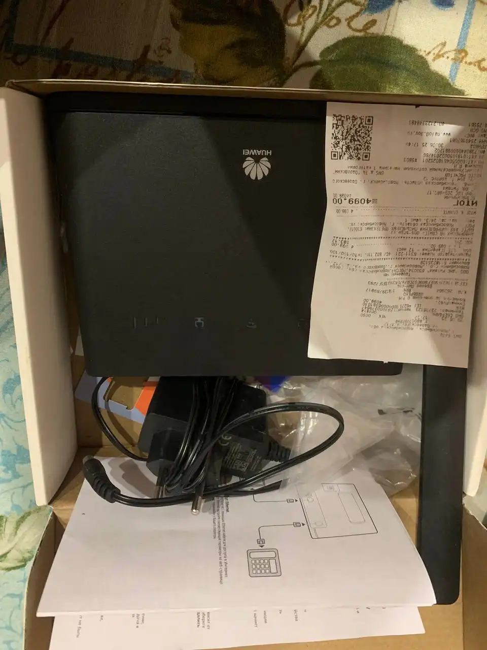 Продам исправный роутер с полным комплектом и чеком - Сетевое оборудование (Электроника) в Новосибирск