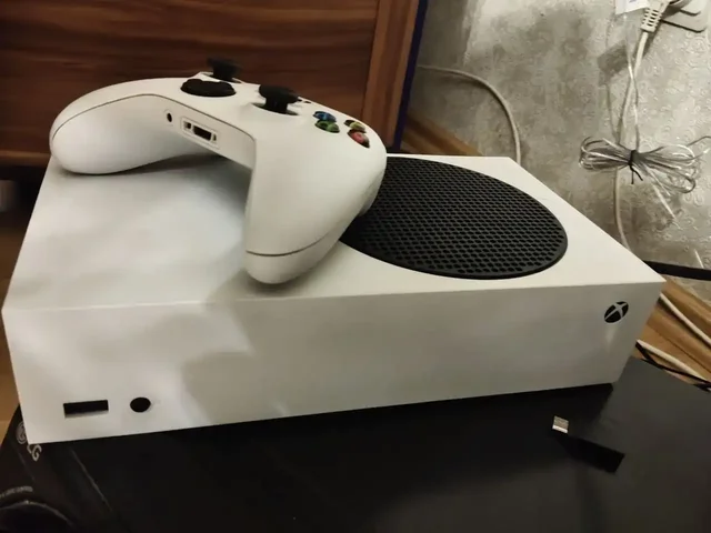 Xbox Series S с контроллером и проводами - Игровые консоли в Новосибирск