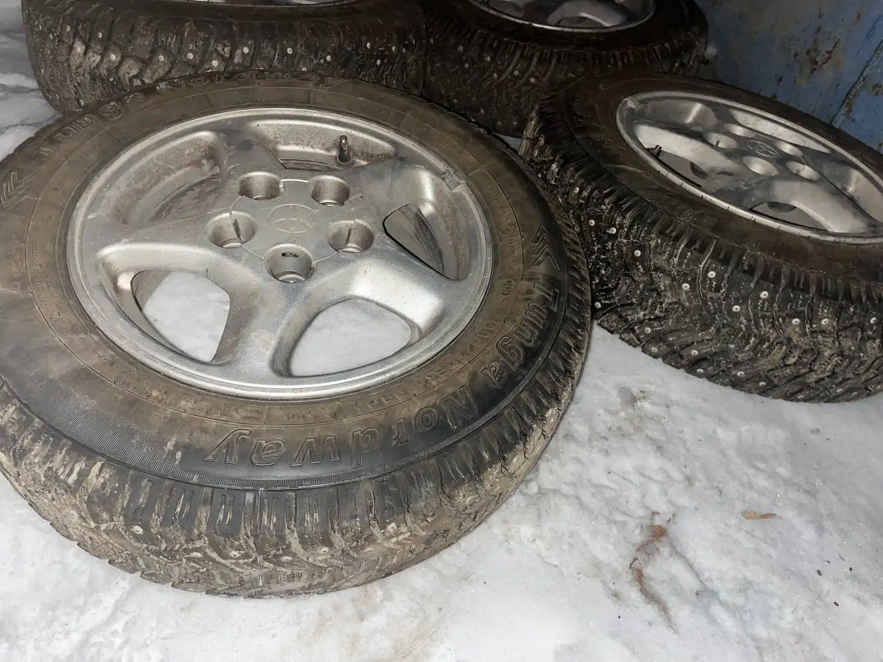 Комплект литья на зимней резине - Шины и диски (Запчасти) в Новосибирск